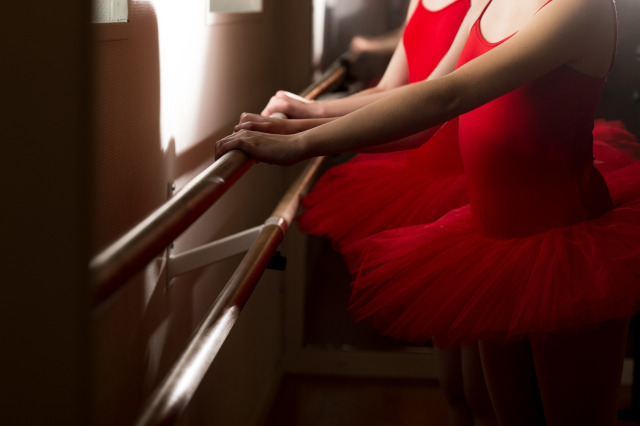 Imágen de alumnas ensayando ballet