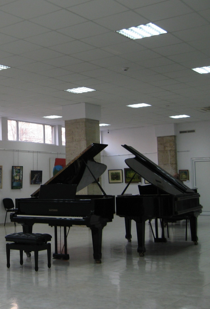 Aula de música con dos pianos