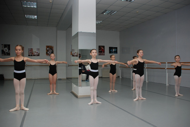 Imágen de niñas ensayando ballet